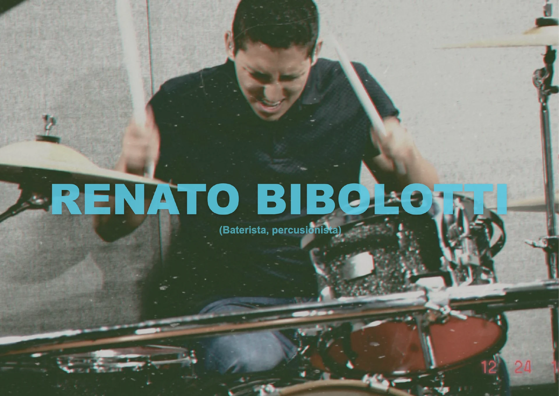 Renato Bibolotti tocando batería. Portada del EPK.